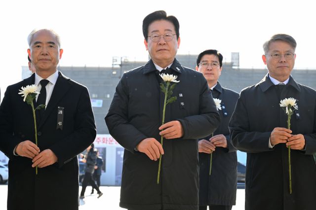 이재명을 가장 가까이서 지켜본 그는 이 후보를 "혜안이 있고 타인의 의견을 경청할 줄 아는, 이 두 가지를 모두 갖춘 유일한 대선 후보"라고 말했다. 사진은 더불어민주당 소속 의원들이 지난 1월 광주 동구 5·18민주광장에 마련된 제주항공 여객기 참사 광주시민분향소를 찾아 헌화하고 있다. 왼쪽부터 양부남 의원, 이재명 당대표, 이해식 의원, 민형배 의원. /사진=뉴시스