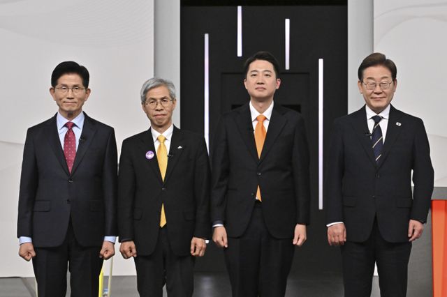 18일 서울 마포구 SBS프리즘타워에서 열린 중앙선거방송토론위원회 주관 제21대 대통령선거 후보자 토론회에서 각 정당 대선 후보들이 선전을 다짐하고 있다. 왼쪽부터 국민의힘 김문수, 민주노동당 권영국, 개혁신당 이준석, 더불어민주당 이재명 대선후보. / 사진=뉴시스 권창회 기자 