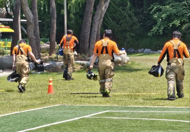 금호타이어 광주공장 화재가 발생한 지 이틀째인 18일 화재 진화율이 95%에 도달했다. 사진은 이날 오후 금호타이어 광주공장 화재 현장에 투입된 소방대원들이 검게 그을린 소방복을 입고 잠시 휴식을 취하는 모습. /사진=뉴스1