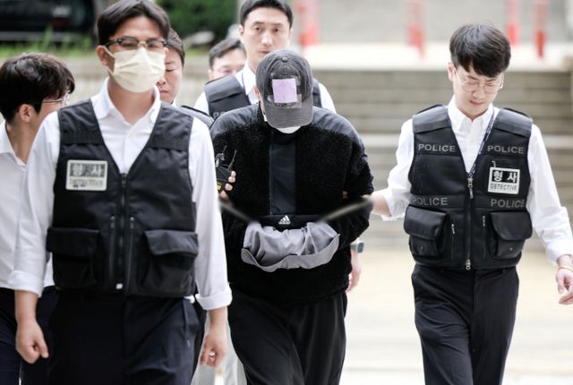 '손흥민 공갈사건'의 40대 남성이 복수의 언론에 제보하며 사례금을 요구한 것으로 전해졌다. 사진은 잉글랜드 프로축구 프리미어리그 토트넘 홋스퍼 주장 손흥민을 상대로 허위 임신을 주장하며 금품을 요구한 혐의를 받는 40대 남성 용씨가 지난 17일 서울 서초구 서울중앙지방법원에서 열린 영장실질심사에 출석한 모습. /사진=뉴시스