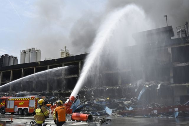 금호타이어 광주공장 화재 발생 이틀째인 18일 진화율이 80%대를 보이고 있다. 사진은 이날 오전 광주 광산구 소촌동 금호타이어 광주공장 화재 현장에서 소방 당국이 이틀째 진화 작업을 벌이는 모습. /사진=뉴시스