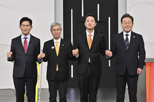 18일 서울 마포구 SBS프리즘타워에서 열린 중앙선거방송토론위원회 주관 제21대 대통령선거 후보자 토론회에서 각 정당 대선 후보들이 선전을 다짐하고 있다. 왼쪽부터 국민의힘 김문수, 민주노동당 권영국, 개혁신당 이준석, 더불어민주당 이재명 대선후보. / 사진=국회사진취재단 