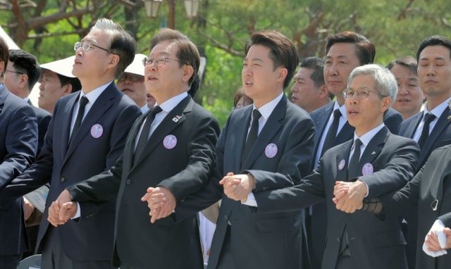 이재명 더불어민주당, 이준석 개혁신당, 권영국 민주노동당 대통령 후보가 18일 광주 북구 운정동 국립5·18민주묘지에서 열린 제45주년 5·18민주화운동 기념식에서 '임을 위한 행진곡'을 부르고 있다. / 사진=광주전남사진기자단 