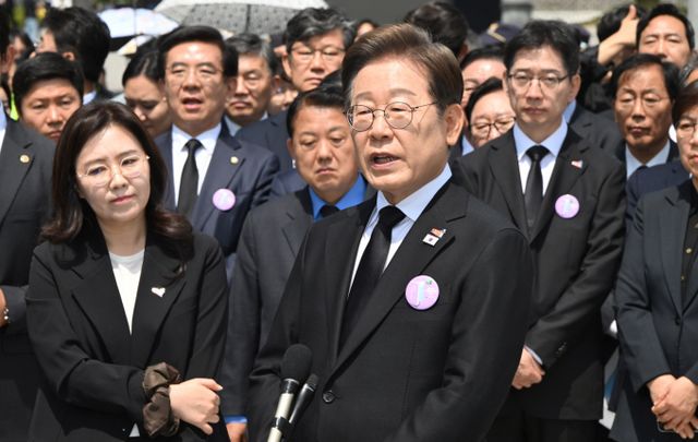 이재명 더불어민주당 대선 후보가 18일 광주 북구 국립5·18민주묘지에서 열린 '제45주기 5·18 민주화운동기념식'에 참석한 뒤 취재진의 질의에 답하고 있다. / 사진=국회사진취재단 