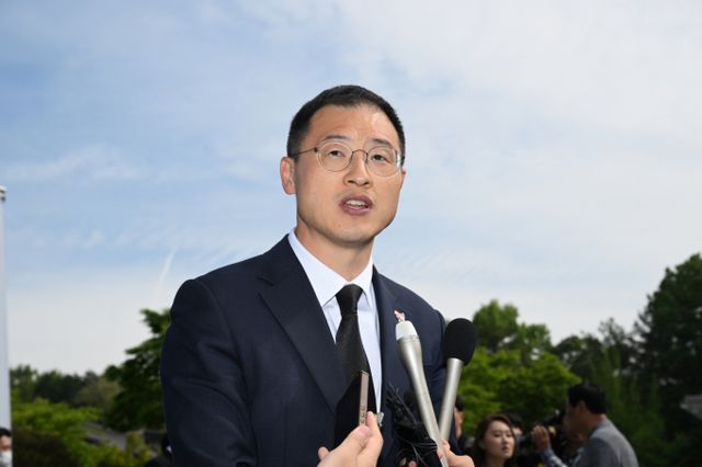 김상욱 무소속 의원이 18일 광주 북구 운정동 국립 5·18민주묘지 민주의 문 앞에서 기자회견을 하고 있다. / 사진=뉴스1 김태성 기자 /사진=(광주=뉴스1) 김태성 기자