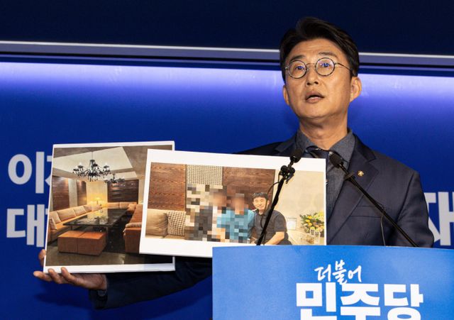  민주당은 지 부장판사에 대한 고위공직자범죄수사처(공수처) 고발도 검토 중이라고 밝혔다. 사진은 노종면 더불어민주당 선거대책위위19일 오후 서울 여의도 더불어민주당사에서 기자회견을 열고 지귀연 서울중앙지법 부장판사 룸살롱 출입 증거 사진을 공개하고 있는 모습. /사진=뉴스1