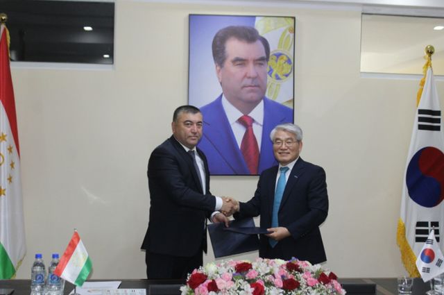 16일 타지키스탄 수도 두샨베에 위치한 토지개간관개청에서 홍석화 코이카 코이카 지역사업II 본부 이사(오른쪽)와 다브랏조다 자파르벡 타지키스탄 관개청장(왼쪽)이 타지키스탄 농업용수 관개 관리 현대화 지원 사업에 대한 협의의사록을 체결한 후 기념사진을 촬영하고 있다. /사진=코이카