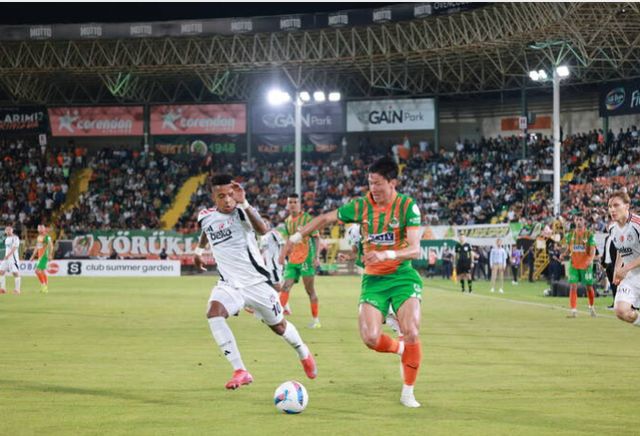 불법촬영 혐의를 받는 황의조가 5개월 만에 리그 6호골을 터트렸다. 사진은 튀르키예 알라니아스포르에서 활약 중인 황의조의 모습. /사진=알라니아스포르 홈페이지 캡처