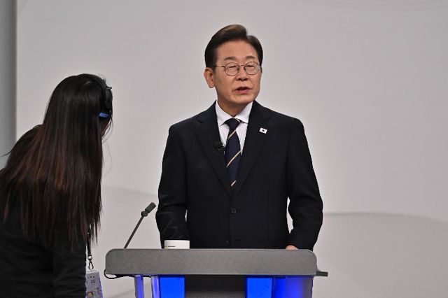 이재명 더불어민주당 대선후보가 19일 발명의 날을 맞아 포부를 밝혔다. 사진은 전날 중앙선거방송토론위원회 주관 제21대 대통령선거 후보자 토론회 준비를 하는 모습. /사진=뉴스1