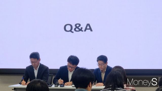 김희섭 SKT PR센터장(왼쪽부터), 류정환 SKT 네트워크인프라 센터장, 임봉오 SKT MNO 사업부장이 19일 서울 중구 삼화타워 SKT 일일브리핑에서 질의응답을 진행하고 있다. /사진=양진원 기자