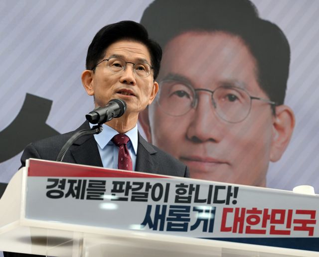 김문수 국민의힘 대선 후보가 19일 노인 관련 공약을 발표했다. 사진은 전날 서울 여의도 국민의힘 당사에서 열린 기자회견에 참석한 김 후보. /사진=뉴시스(공동취재)
