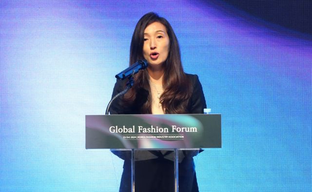 지난해 10월 서울 강남구 섬유센터에서 열린 글로벌 패션 포럼에서 인사말하는 성래은 부회장. /사진=뉴시스