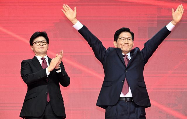 사진은 지난 3일 국민의힘 대선 후보로 선출된 김 후보(오른쪽)를 축하하는 한동훈 전 국민의힘 대표. /사진=뉴시스(공동취재)