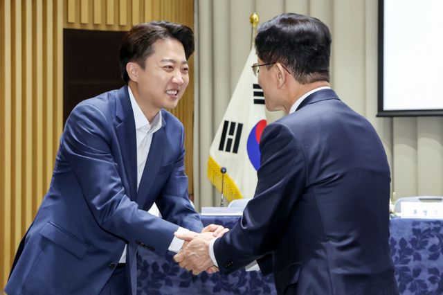 이준석 개혁신당 대통령 후보(왼쪽)이 김문수 국민의힘 대통령 후보(오른쪽)와 19일 오전 서울 중구 서울시청에서 열린 '약자와 동행하는 서울 토론회'에 참석해 악수를 나누고 있다. /사진=뉴스1