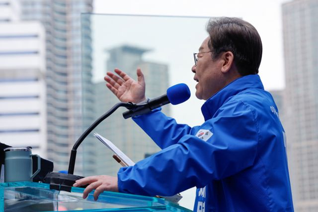 이재명 더불어민주당 대선 후보가 19일 서울 용산구 용산역 광장에서 열린 집중유세에서 방탄유리가 설치된 유세차 위에서 지지호소를 하고 있다. 이 후보는 이날 대선 후보 최초로 방탄 유리막 안에서 유세를 시작했다. /사진=공동취재 