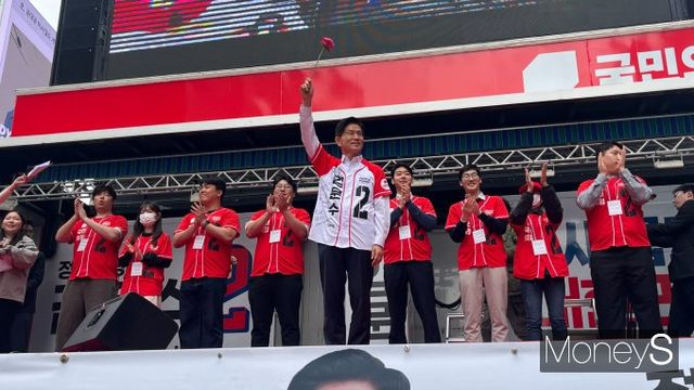 김문수 국민의힘 대선 후보가 19일 청년 공약을 발표했다. 사진은 이날 서울 중구 청계광장에서 청년 공약을 밝히는 김 후보. /사진=김동욱 기자