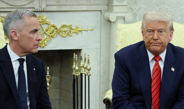 이탈리아에서 열린 교황 레오14세 즉위 미사에서 참석한 마크 카니 캐나다 총리가 지난 18일(이하 현지시각) 이탈리아 로마에서 JD 밴스 미국 부통령과 만났다. 사진은 도널드 트럼프 미국 대통령(오른쪽)과 카니 총리가 지난 6일 미국 워싱턴D.C 백악관 집무실에서 회담하는 모습. /사진=로이터