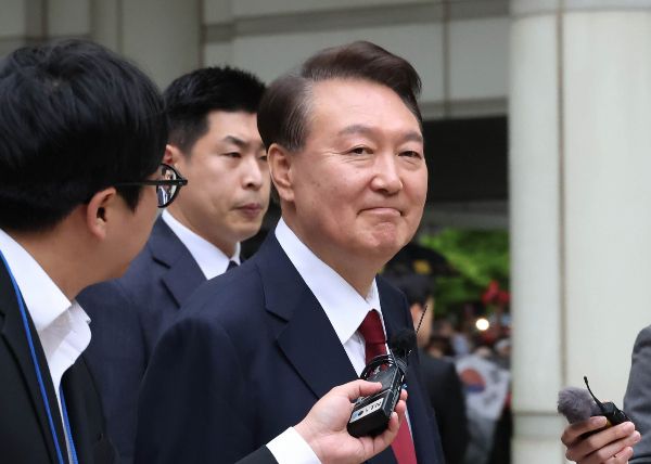 윤석열 전 대통령이 내란 등 혐의 재판을 위해 법원에 출석하면서 취재진 질문에 묵묵부답으로 일관했다. 사진은 윤석열 전 대통령이 내란 우두머리 혐의, 직권남용 권리행사 방해 혐의 사건 4차 공판을 마친 후 법정을 나서는 모습. /사진=뉴스1