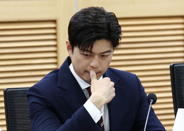 김용태 국민의힘 비상대책위원장이 16일 서울 여의도 국회 의원회관에서 열린 'e스포츠 지역리그의 성공적 정착 및 발전을 위한 토론회'에 참석해 생각에 잠겨 있다. /사진=뉴스1