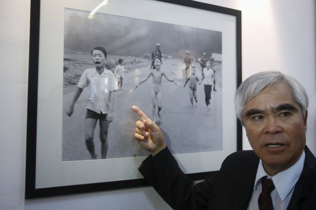 베트남 전쟁의 잔혹함을 알린 사진으로 유명한 '네이팜탄 소녀' 원작자에 대한 의혹이 제기돼 논란이 일고 있다. 사진은 2015년 6우러12일 베트남 하노이에서 열린 AP사진전 기자회견에서 사진작가 닉 웃이 발언하는 모습. /사진=로이터