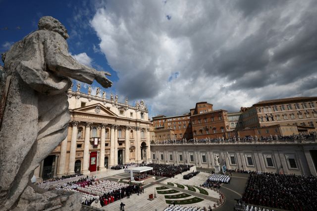 미국 출신 교황으로 취임한 레오 14세가 바티칸 성베드로 광장에서 열린 즉위 미사를 통해 제267대 교황으로 공식 취임했다. 사진은 지난18일(현지시각) 바티칸 성베드로 광장에서 교황 레오 14세의 첫 미사가 진행되는 모습. /사진=로이터