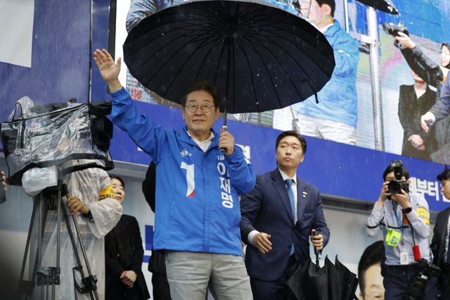 이재명 더불어민주당 대선 후보가 공식 선거운동 8일째를 맞아 서울 중서부 지역을 순회하며 '세대공감'을 전면에 내세운 일정을 소화한다.사진은 이재명 더불어민주당 대통령 후보가 '이순신 호국 벨트' 유세차 지나 15일 오후 전남 순천시 연향동 패션의 거리를 찾아 지지자들을 향해 인사하는 모습. /사진=뉴스1