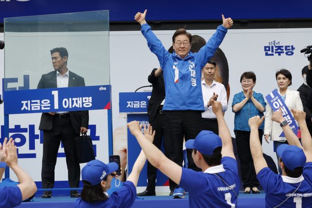 박근혜 전 대통령 지지자 모임이 더불어민주당 이재명 대선 후보에 대한 지지를 선언했다.사진은 이재명 더불어민주당 대통령 후보가 19일 오후 유세를 위해 서울 영등포구 타임스퀘어를 찾아 유권자들을 향해 지지를 호소하고 있는 모습. /사진=뉴스1