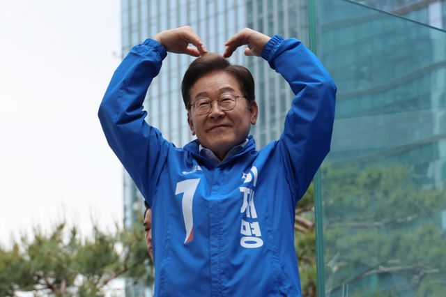 6·3 대선이 보름 앞으로 다가온 가운데, 이재명 더불어민주당 대선 후보는 부동산 정책과 관련해 "수요·공급 원리에 따라 공급이 부족하면 공급을 늘리는 방식으로 잘 관리해 나가겠다"고 밝혔다.사진은 이재명 더불어민주당 대통령 후보가 19일 서울 용산역광장에서 열린 집중유세에서 방탄유리가 설치된 유세차 위에서 유권자들을 향해 지지를 호소하며 하트를 그리고 있는 모습. /사진=뉴스1