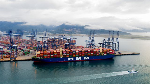 HMM 2회 연속 글로벌 ESG 평가 '선사 1위'를 기록했다. 사진은 HMM의 세계 최대 컨테이너선인 2만4000TEU급 알헤시라스호. /사진=HMM