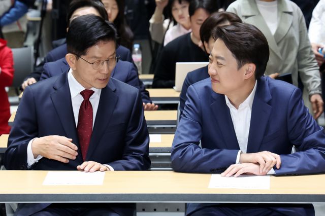 김문수 국민의힘 대선 후보가 19일 오전 기자들과 만나 이준석 개혁신당 대선 후보를 향해 다른 당의 대선 후보라고 생각하지 않는다고 말했다. 사진은 이날 서울 중구 서울시청에서 열린 '약자와 동행하는 서울 토론회'에 참석한 김 후보(왼쪽)와 이 후보. /사진=뉴스1