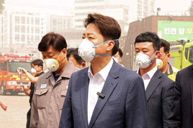 이준석 개혁신당 대통령 후보가 19일 오후 광주 광산구 소촌동에 위치한 금호타이어 광주공장 화재 현장에 들어서고 있다. /사진=뉴스1