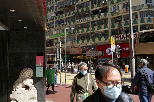 중국에서 코로나19가 이번달 말 최고 정점에 이를 것으로 보인다. 사진은 2021년 12월2일 홍콩 한 거리에서 코로나19 확산을 막기 위해 마스크를 쓴 사람들이 걸어가는 모습. /사진=로이터