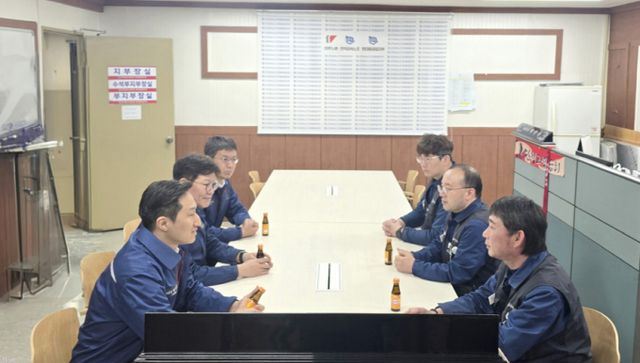 지난 15일 정 수석부회장(왼쪽 맨 앞)이 노동조합 사무실을 방문해 백호선 지부장(오른쪽 맨앞)을 만나 대화하고 있다. /사진=현대중공업지부