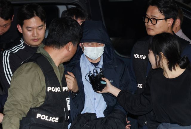 흉기를 휘둘러 4명의 사상자를 낸 중국 국적의 살인 용의자 차철남이 경찰에 검거됐다. 사진은 지난 19일 시흥 흉기 공격' 피의자 차철남이 경기 시흥시 장곡동 시흥경찰서로 압송되고 있는 모습. /사진=뉴스1