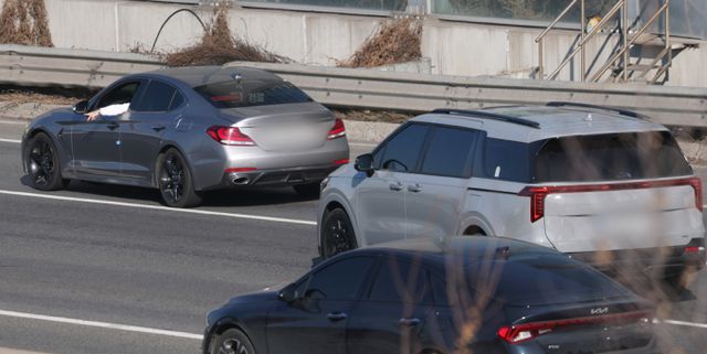 경찰이 다음달부터 서울 시내 자동차전용도로에서 주행 중 과속 차량을 실시간으로 단속하는 '암행순찰차'를 운영한다. 사진은 지난 1월24일 경기 용인시 기흥구 경부고속도로 수원신갈IC 인근 고속도로에서 암행순찰차가 버스전용차로 위반 차량을 단속을 하고 있는 모습. /사진=뉴스1