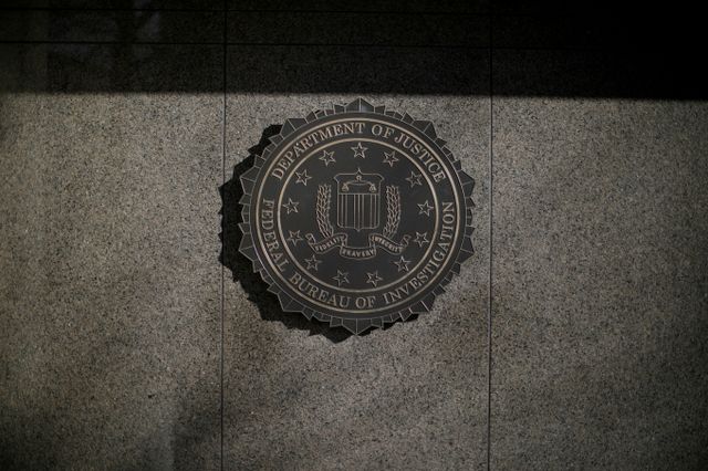 미국 연방수사국(FBI)이 탈옥한 재소자 7명에 대한 현상금을 인상하겠다고 밝혔다. 사진은 FBI 로고. /사진=로이터