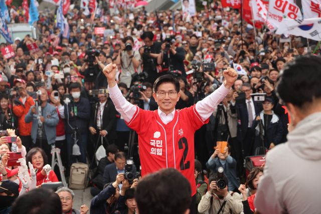 국민의힘이 20일 여성 공약을 발표했다. 사진은 전날 서울 중구 서울역광장에서 유세하는 김문수 국민의힘 대선 후보. /사진=뉴스1(공동취재)
