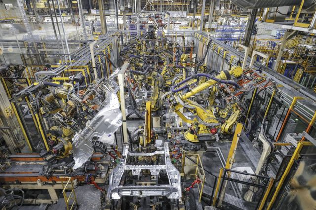 GM한국사업장의 4월 국내외 판매량이 전년대비 6.3% 떨어진 4만1644대를 기록했다. 사진은 GM 한국사업장 경남 창원 공장 생산라인. /사진=GM한국사업장
