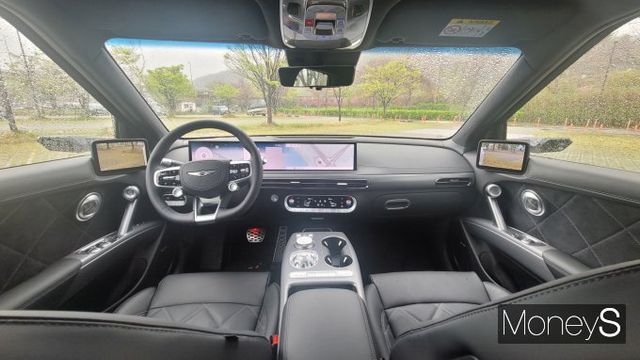 부분변경으로 돌아온 전기차 GV60의 1열은 고급감이 돋보인다. /사진=김창성 기자