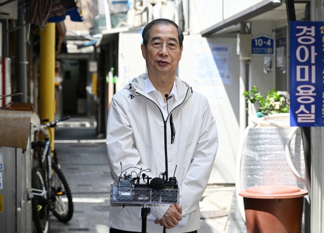  한덕수 전 국무총리가 2일 오후 서울 종로구의 식당에서 오세훈 서울시장과의 오찬 간담회를 마치고 백브리핑을 하고 있다. /사진=공동취재 