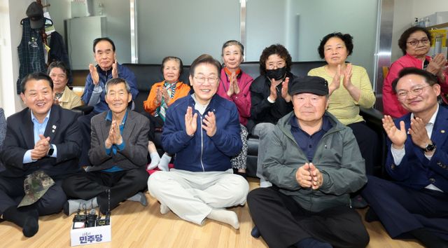 이재명 더불어민주당 대선 후보의 공직선거법 위반 사건을 심리할 서울고등법원 재판부가 확정됐다. 사진은 이재명 더불어민주당 대통령 후보가 2일 오후 강원 화천군에 위치한 경로당을 찾아 어르신들과 기념촬영을 하는 모습. /사진=뉴스1