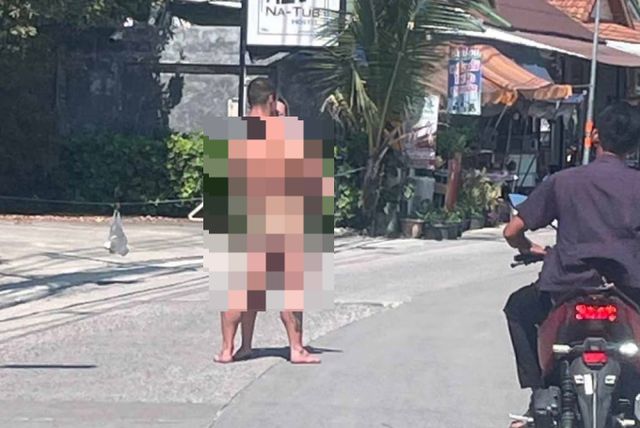 태국 유명 관광지 길거리에서 알몸으로 서로를 껴안고 있던 커플이 현지 경찰에 체포됐다. 사진은 관광지 거리에서 알몸으로 껴안고 있던 폴란드 커플 모습. /사진=방콕포스트 캡처