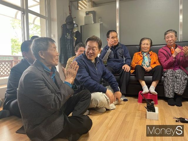 사진은 아4리 경로당에서 조태길 회장과 대화를 나누는 이 후보. /사진=유찬우 기자