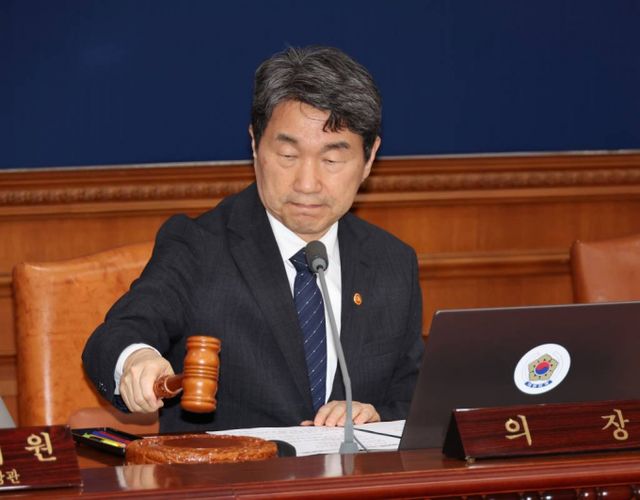 대통령 권한대행 업무를 맡게 된 이주호 사회부총리 겸 교육부 장관이 2일 첫 임시 국무회의를 주재하면서 "새 정부가 출범하기까지 30여일 남았다. 우리 모두가 권한대행이라는 자세로 마지막 남은 30여일 동안 혼신의 힘을 다해 국정을 챙겨야 한다"고 밝혔다. /사진=뉴스1