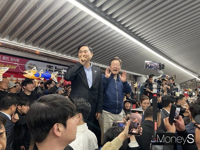 사진은 단상에 올라 유세를 이어가는 이 후보. /사진=유찬우 기자