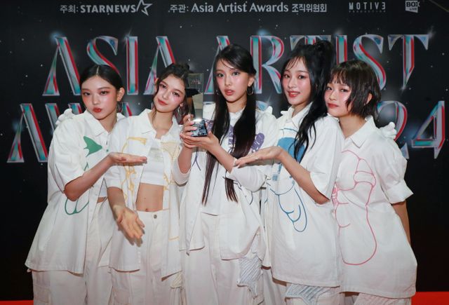 KBS가 하이브와 법적분쟁을 벌이고 있는 걸그룹 뉴진스에 대한 편파적인 문구를 쓴 것에 대해 사과를 전하며 영상을 비공개 처리했다. 사진은 지난해 12월27일 태국 방콕 임팩트 챌린저 홀 1-2에서 진행된 제9회 '아시아 아티스트 어워즈'에 참석한 뉴진스의 모습. /사진=스타뉴스