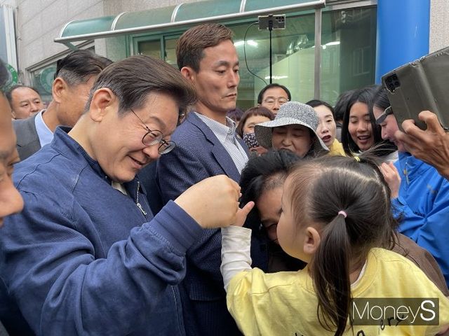 이재명 더불어민주당 대선후보가 지난 3일 강원 접경지역 경청투어를 마쳤다. 사진은 이날 한 강원 고성 거진전통시장에서 한 아이와 인사하는 이 후보. /사진=유찬우 기자