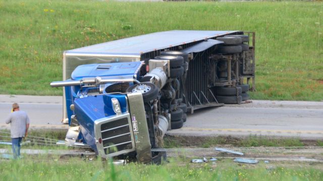 미국 한 고속도로에 동전을 싣고 가던 화물차가 전복돼 동전 수백만개가 쏟아지는 사고가 발생했다. 사진은 사고 현장 모습. /사진=ABC뉴스 홈페이지 캡처