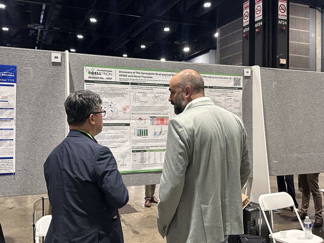 셀트리온제약이 미국암연구학회(AACR 2025)에서 항체약물접합체(ADC) 듀얼 페이로드 플랫폼 연구 성과를 처음 공개했다. 셀트리온제약 관계자가 AACR 2025에서 ADC 연구결과를 포스터 발표하고 있다. /사진=셀트리온제약 