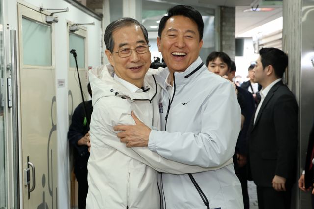 한덕수(왼쪽) 전 총리가 2일 서울 종로구 주민공동시설 '새뜰집' 온기창고에서 오세훈 서울시장과 포옹하고 있다. /사진=김서연 기자 